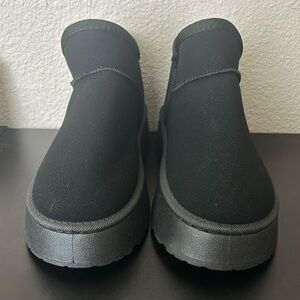 Women black platforms with fur inside size 6